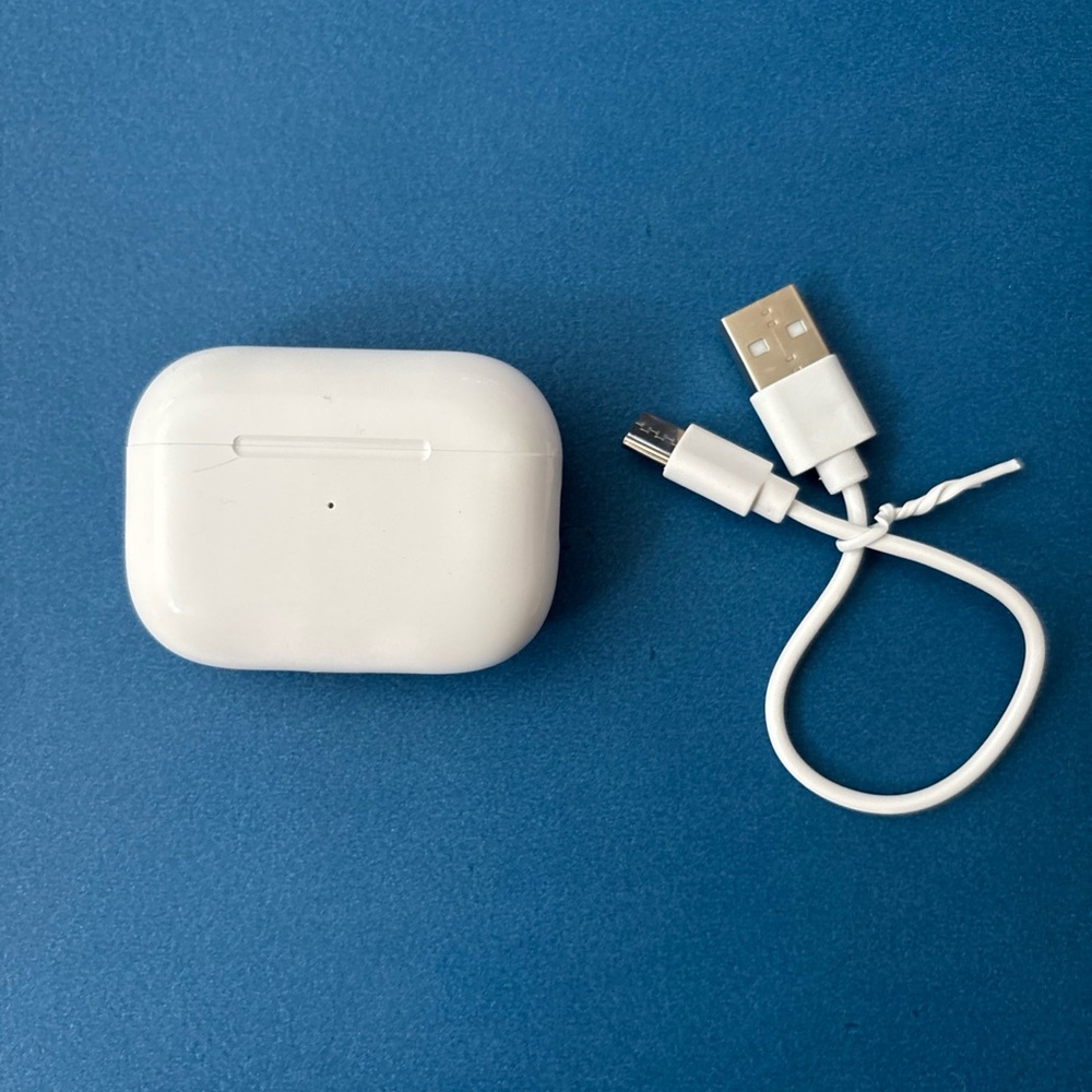 Apple White Wireless Earbuds with Charging Case